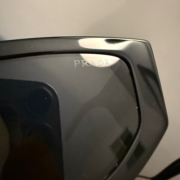 PRADA SUNGLASSES WITH TRIANGLE LOGO - Picture 4 of 6